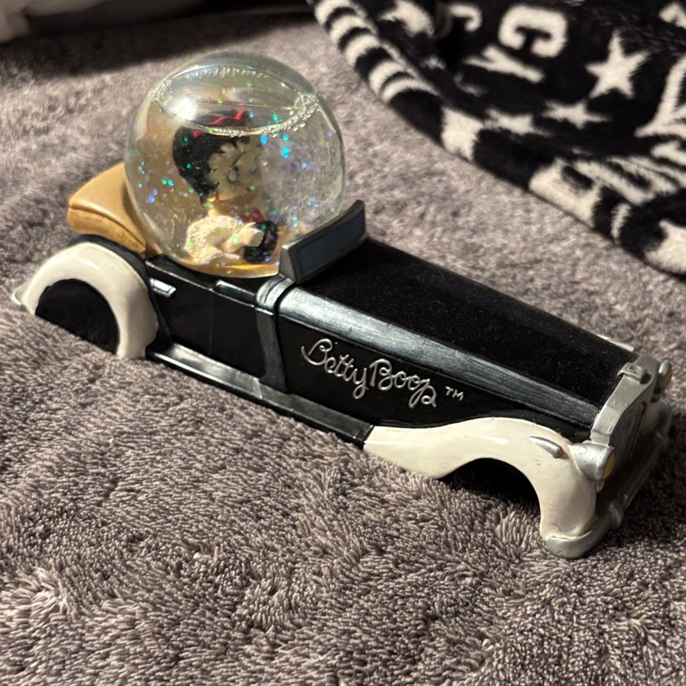 Betty Boop Black and Silver Glitter Globe Car